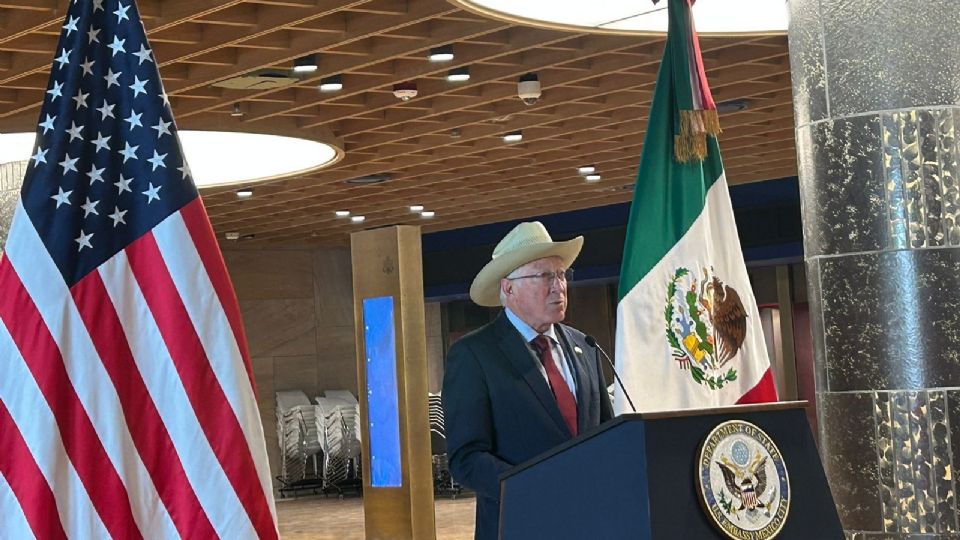 Ken Salazar, embajador de EU en México, en rueda de prensa en las nuevas instalaciones de la sede diplomática.