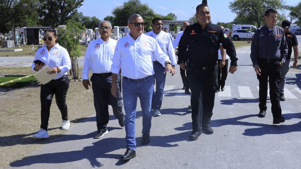 Héctor García García, alcalde de Guadalupe, realizando recorridos en los panteones municipales.