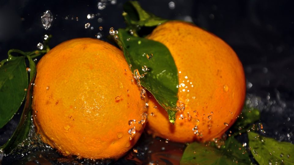 Lava las frutas y verduras con agua fría para reducir los residuos de pesticidas.