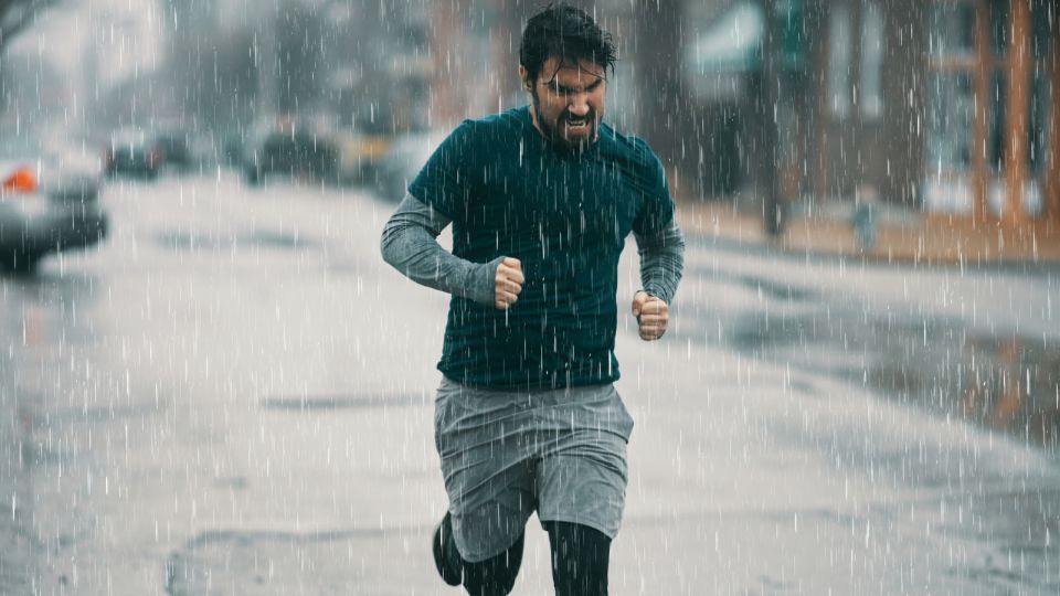 ¿Realmente te mojas menos si corres bajo la lluvia? La ciencia te da la respuesta