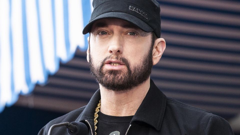 Eminem durante un discurso, mientras el rapero 50 Cent es honrado con la estrella número 2 mil 686 en el Paseo de la Fama de Hollywood en 2020.