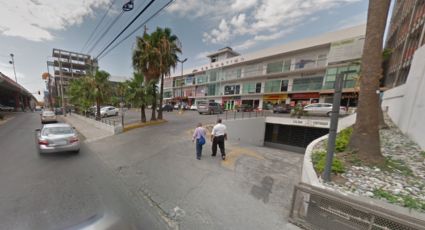 Joven herido de bala pide ayuda en plaza comercial en Garza Sada