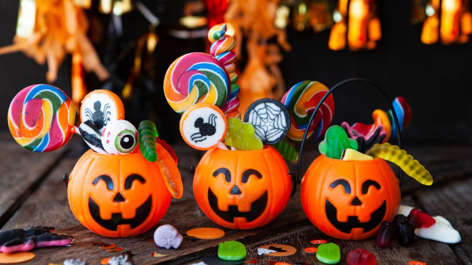 ¿Cuántos dulces debo comprar para dar a los niños que piden Halloween?