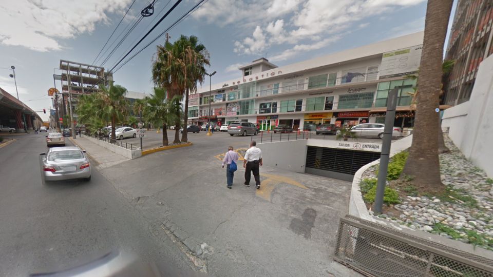 Joven herido de bala pide ayuda en plaza comercial en Garza Sada