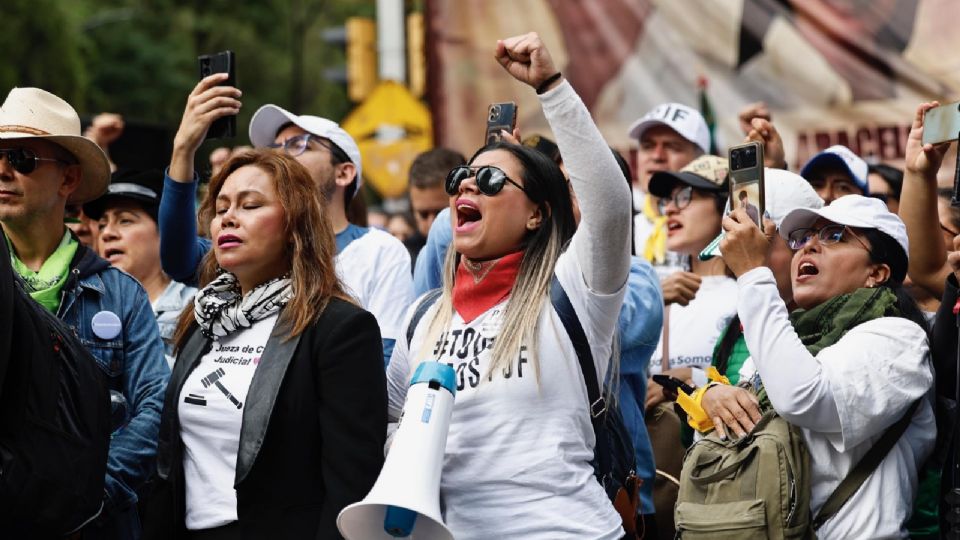 Trabajadores del poder judicial de la federación protestan en los alrededores del Senado de la República en Ciudad de México.