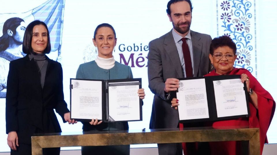 Firma de un decreto de la devolución al pueblo la CFE y Pemex y la Reforma de los trenes ferroviarios durante la conferencia matutina.