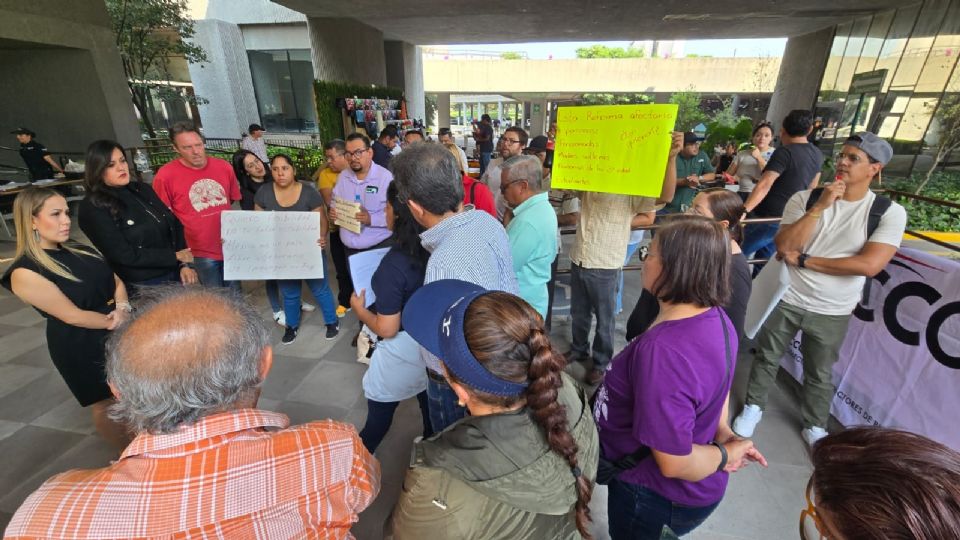 Los trabajadores de plataformas de transporte protestaron afuera del Congreso.