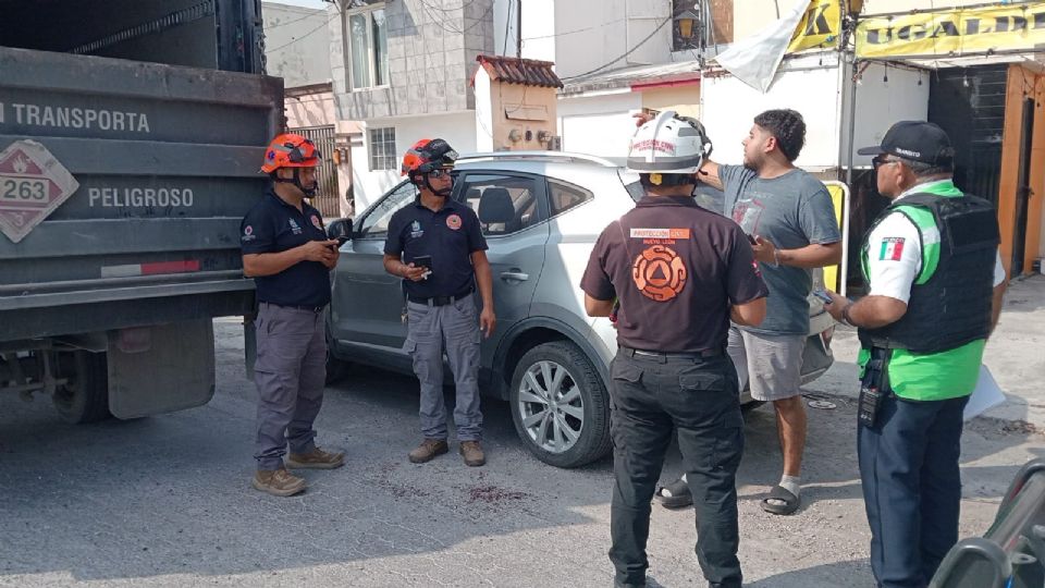 La mano izquierda de la mujer quedó atrapada entre la puerta de su camioneta y la parte lateral del vehículo de carga pesada.