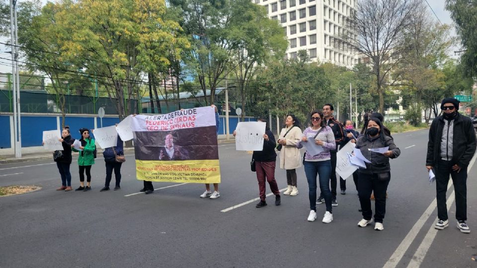 Afectados por la falta de entrega de vivienda protestan en la alcaldía Miguel Hidalgo.