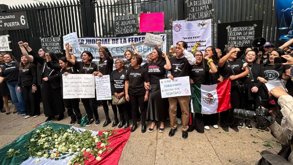 Magistrados y jueces se manifestaron afuera del Senado de la República.