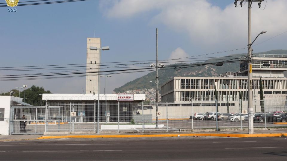 Los auditores Katheryn Slock y Miguel Ángel Contreras recorrieron el interior del CEVASEP l, a fin de observar su funcionamiento.