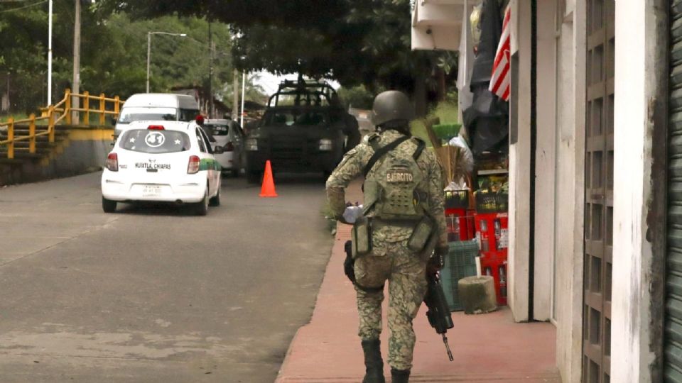 El Ejército Méxicano custodian el Hospital del IMSS donde se encuentran las personas migrantes, que fueron lesionados este martes en la noche durante un enfrentamiento.