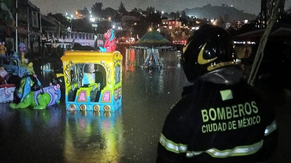 Fuerte tormenta deja bajo el agua a la Feria del Mole.