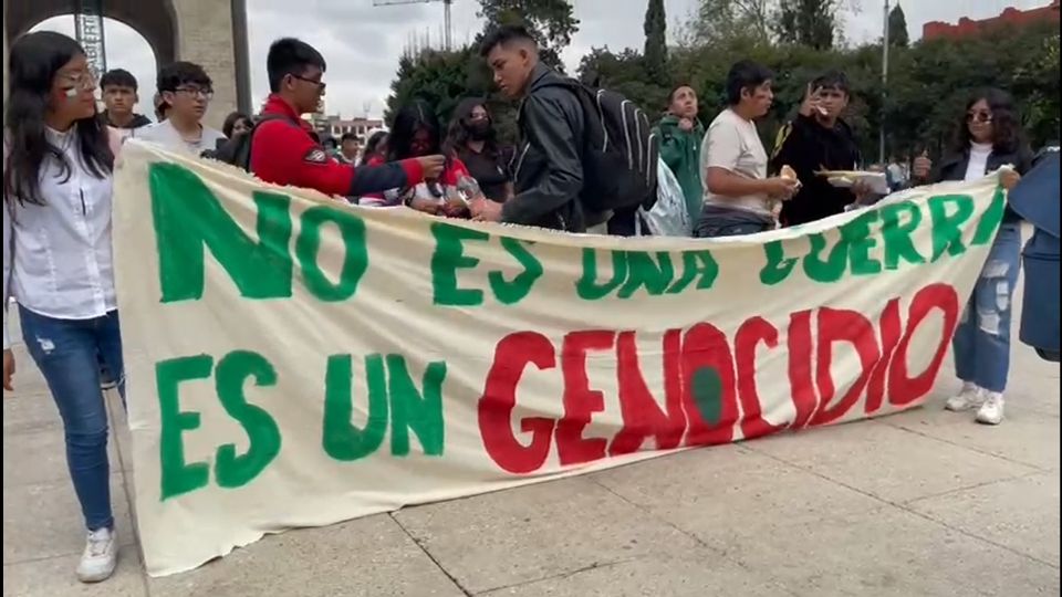 Los estudiantes se manifestaron en la plaza del Monumento a la Revolución.