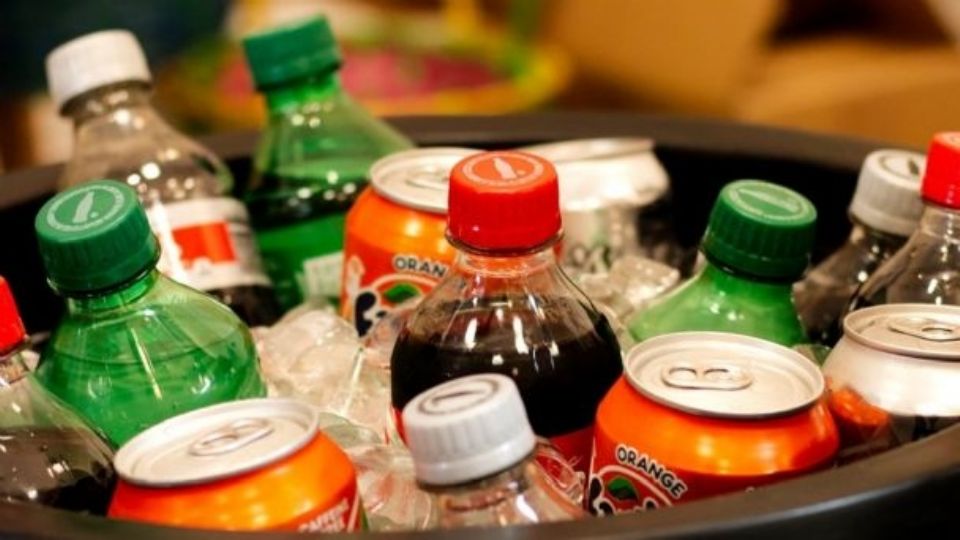 BBVA dice que 2026 puede iniciar con inflación por el impuesto a refrescos y cigarros.