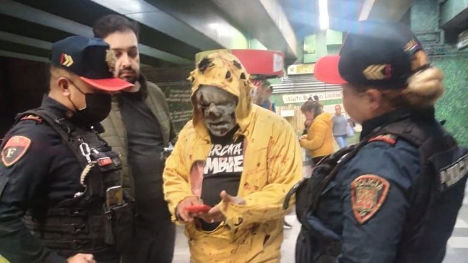 Un empleado de una tienda de disfraces fue detenido por elemento de seguridad en la estación Viveros de la Línea 3 del Metro.