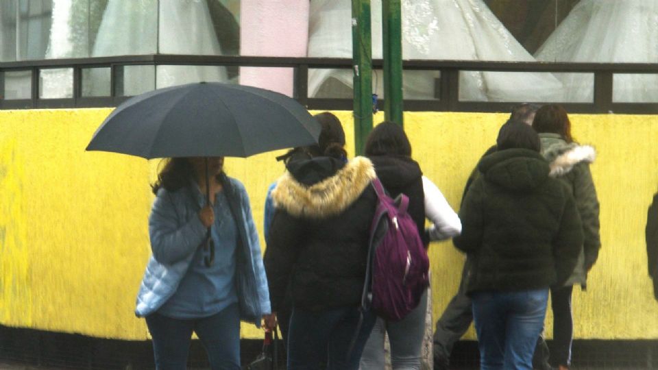 Reportan bajas temperaturas y lluvia para la CDMX.