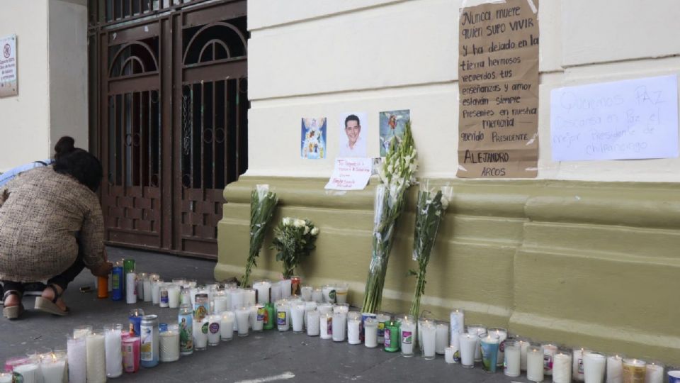 Ciudadanos de Chilpancingo realizaron un altar en la entrada del Ayuntamiento capitalino, en honor al presidente municipal de Chilpancingo, Alejandro Arcos Catalán.