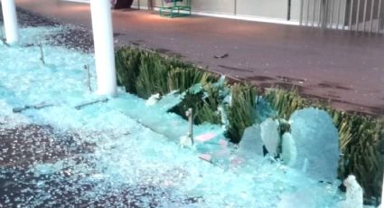 Vandalizan sede del INAI; revientan cristales del edificio