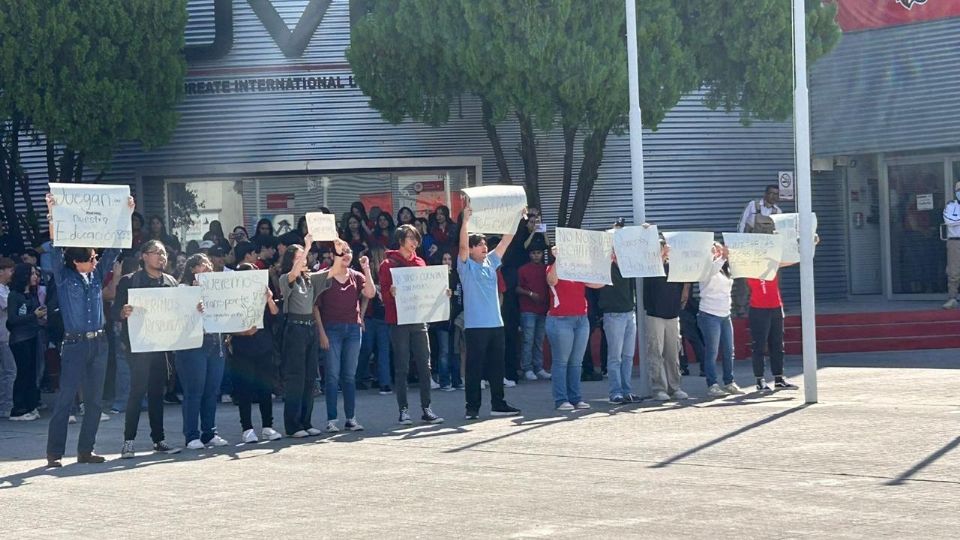 Protestan alumnos y padres de familia frente a las instalaciones de la UVM.