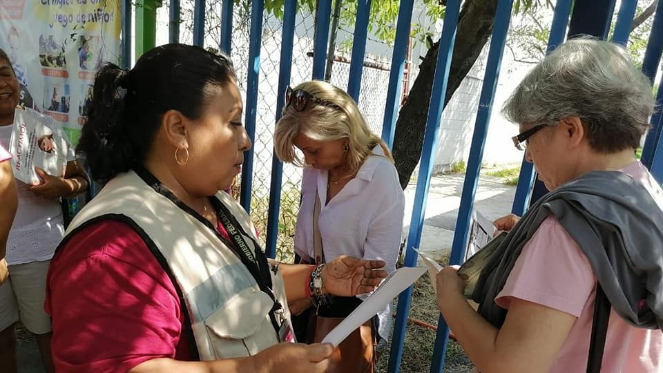 El personal de la Secretaría de Bienestar está plenamente identificados con su identificación y chalecos oficiales.