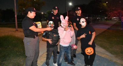 Policías de Monterrey resguardan con "Escudo" a menores en Halloween