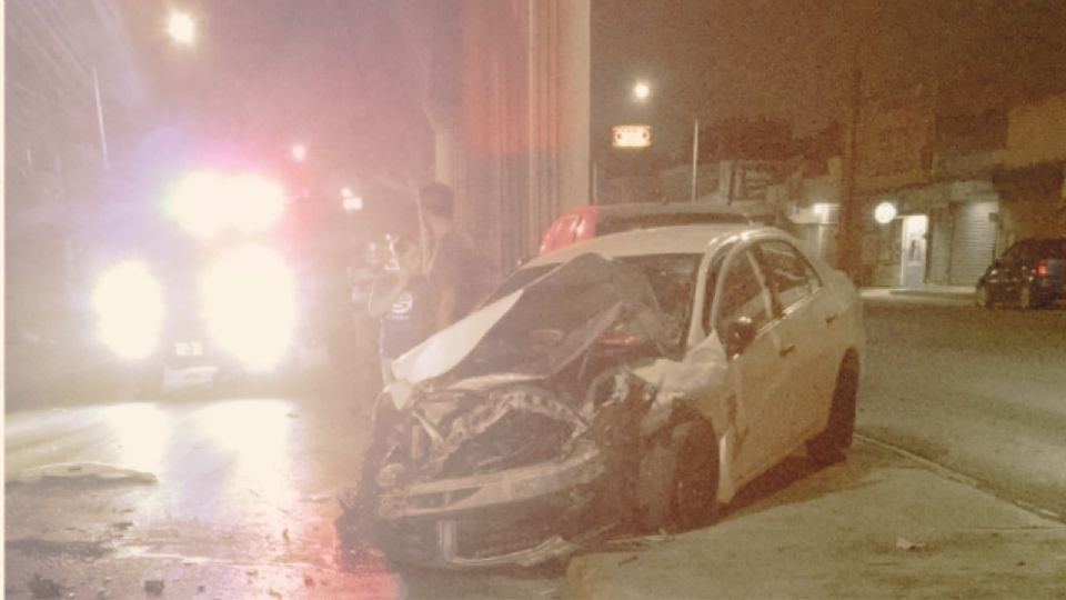 Uno de los vehículos dañados quedó sobre el camellón central de la avenida Aztlán, junto a las columnas de la Línea 1 del Metro.