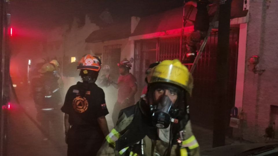 Elementos de Bomberos y Protección Civil Nuevo León y de Monterrey trabajaron para sofocar el fuego en una habitación de la vivienda.