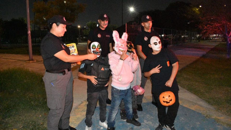 Elementos de la Policía de Monterrey vigiló por la seguridad de los menores durante sus recorridos mientras pedían dulces.