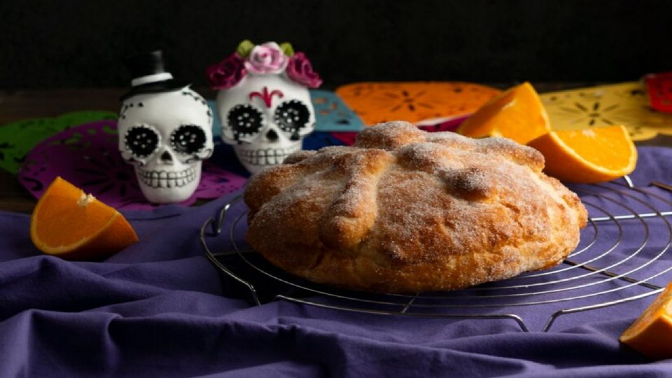 Esto es lo que dicen las creencias sobre comer los alimentos de la ofrenda del Día de Muertos.