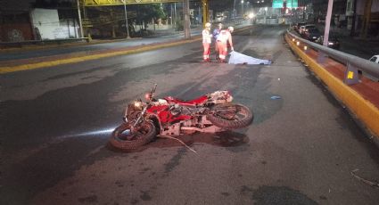 Muere motociclista tras derrapar en Monterrey; viajaba junto a dos personas