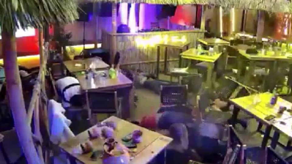 Momento en que atacan el bar 'Los Cantaritos' en Querétaro.