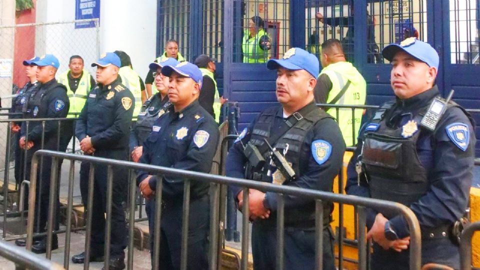 Elementos de la SSC en el Estadio Ciudad de los Deportes para resguardar el orden en el partido Cruz Azul-América de la semifinal de la Liga MX.