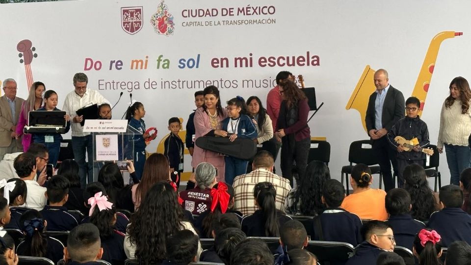 Clara Brugada encabezó el programa Do re mi fa sol en mi escuela.