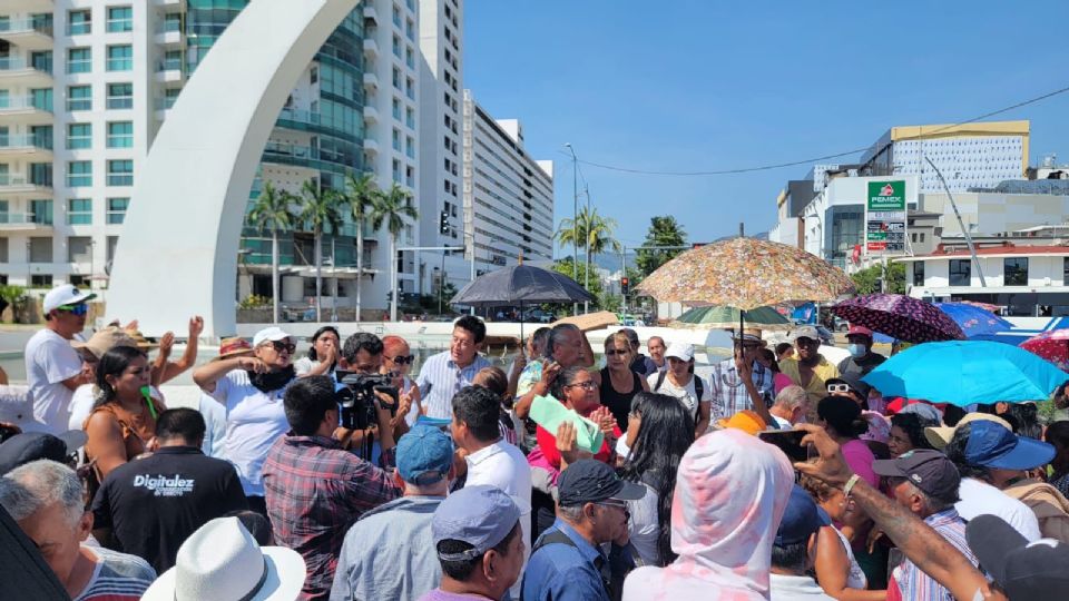 Intervención y diálogo del gobierno del estado logró levantar el bloqueo de comerciantes de Acapulco afectados por huracán 'John'.