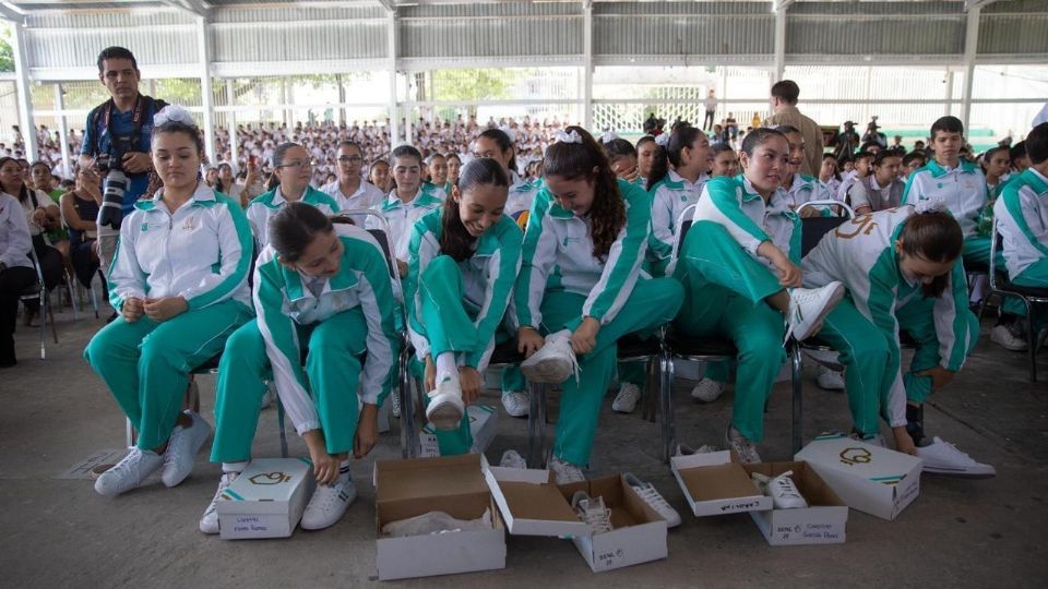 Desmienten la entrega de tenis 'fosfo fosfo' en escuelas de tiempo completo en NL.