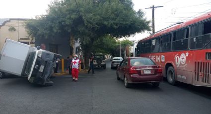 Volcadura deja una persona lesionada en el Centro de Monterrey