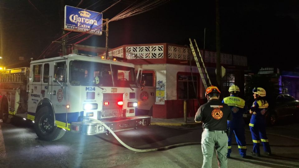 Elementos de Bomberos y Protección Civil de San Nicolás y de Nuevo León trabajaron para sofocar las llamas en la segunda planta del inmueble.