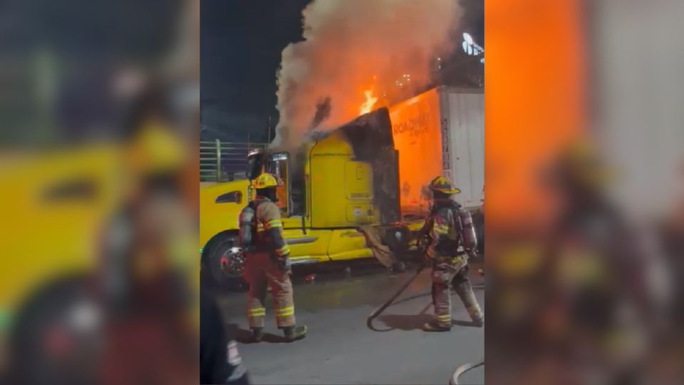 Fuego consume cabina de tráiler en avenida Universidad en San Nicolás