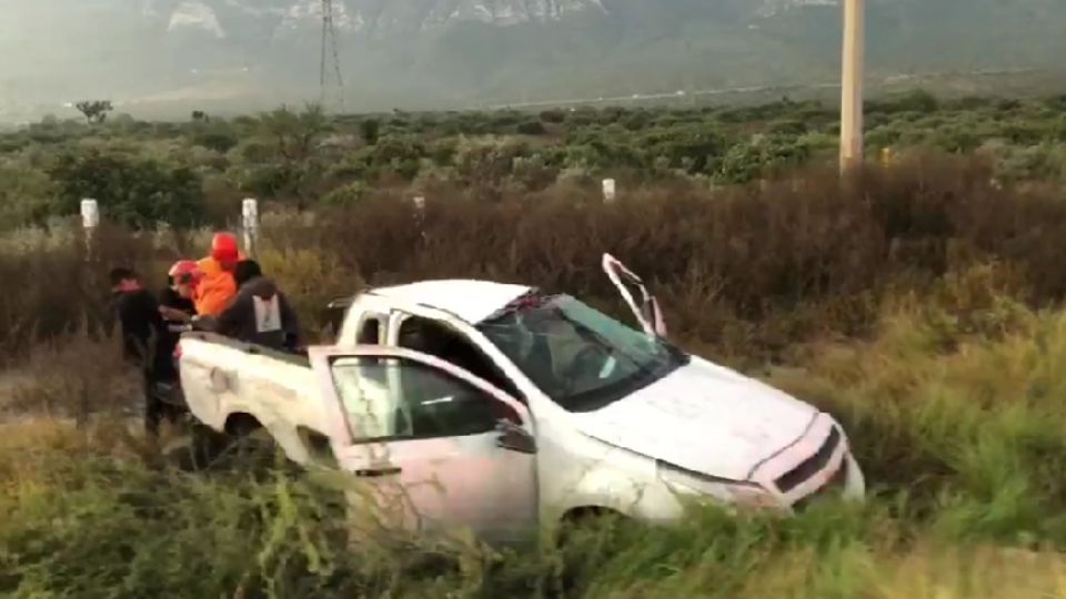 Volcadura en la Carretera Saltillo-Monterrey deja dos personas heridas