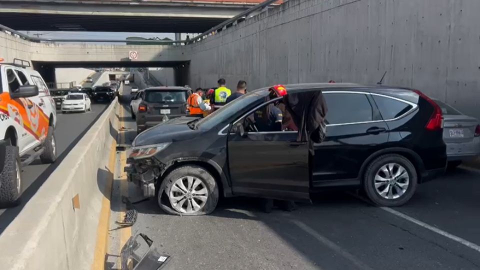 Carambola de 5 vehículos entre la avenida Leones y Gonzalitos.