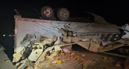 Muere conductor al volcar un tráiler en la autopista Monterrey-Nuevo Laredo