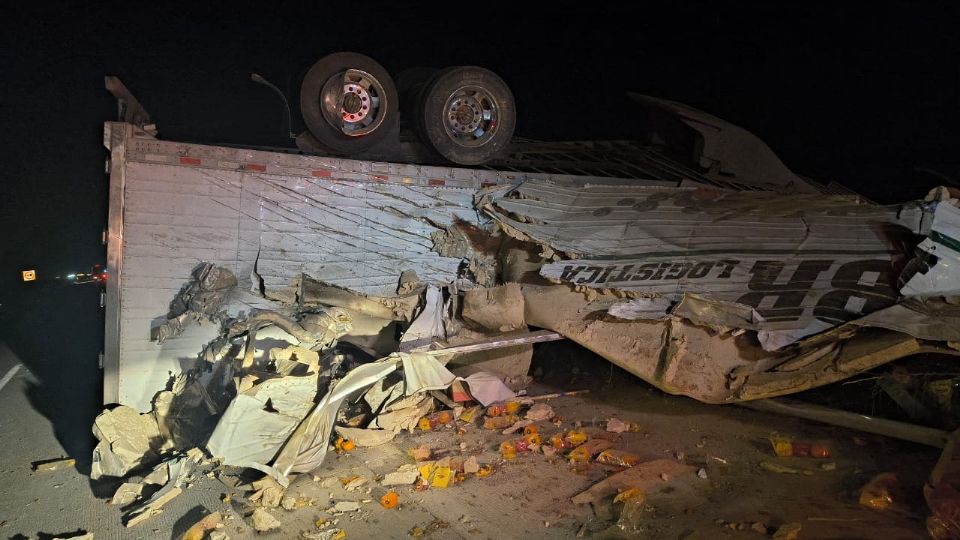 Muere conductor al volcar un tráiler en la autopista Monterrey-Nuevo Laredo