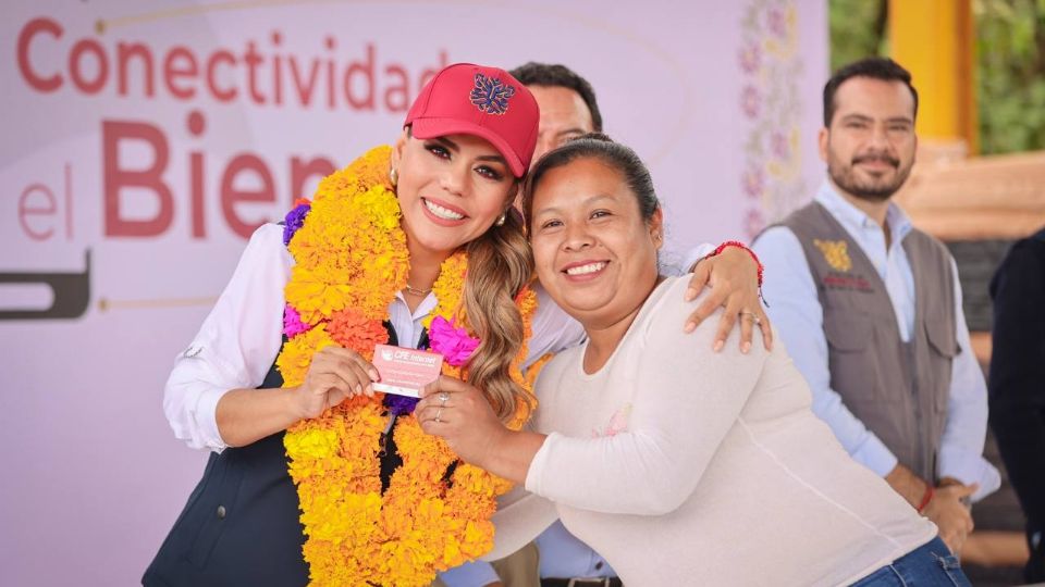 Evelyn Salgado inició la entrega de tarjetas SIM de internet y telefonía de CFE a comunidades de Guerrero.