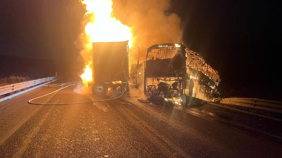 Choque e incendio entre tráiler y autobús en Ramos Arizpe: Deja dos fallecidos