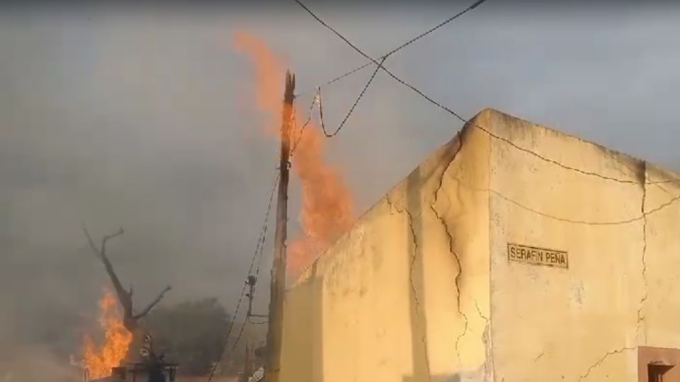 El fuego rebasaba la altura de las paredes de la construcción ubicada frente a la plaza principal de Dulces Nombres.