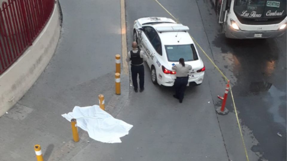 El cuerpo del hombre quedó sobre la banqueta que delimita las instalaciones del Hospital Metropolitano.