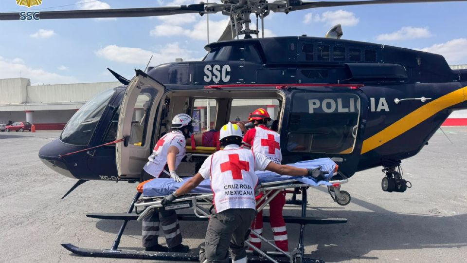 Paramédicos de la Cruz Roja Mexicana continuaron el traslado vía terrestre, al Hospital Rubén Leñero.

