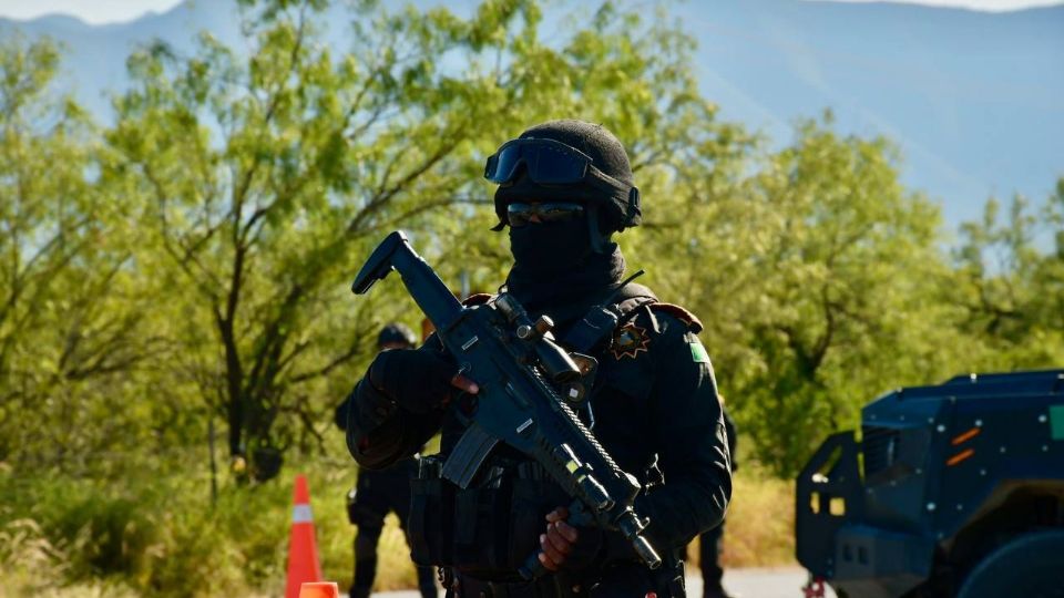 Elementos de Fuerza Civil resguardan la zona donde se registró el enfrentamiento en el municipio de Linares.