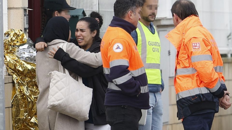 Miembros de los servicios de emergencia a las puertas de una residencia de mayores en Villafranca de Ebro, este viernes.